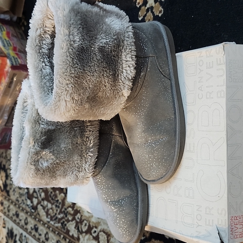 Women's Canyon River Blues Silver Sparkle Gray Fur Boots; 8M